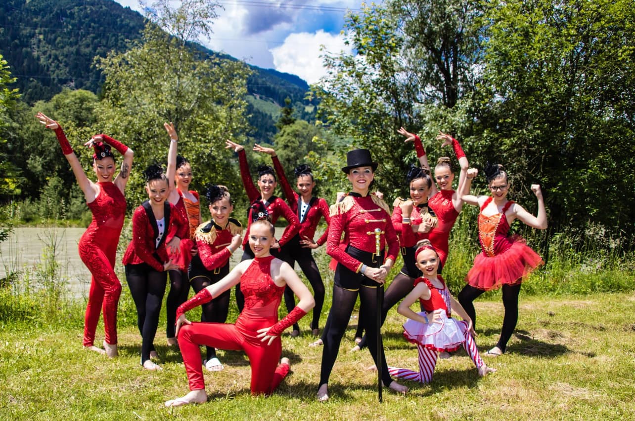 Teamfoto des Allround Dance Kader bei der Europameisterschaft 2023 in Italien mit dem Thema "The Greatest Showman" 